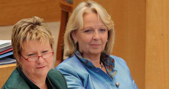 Hannelore Kraft und Sylvia Löhrmann im Plenarsaal