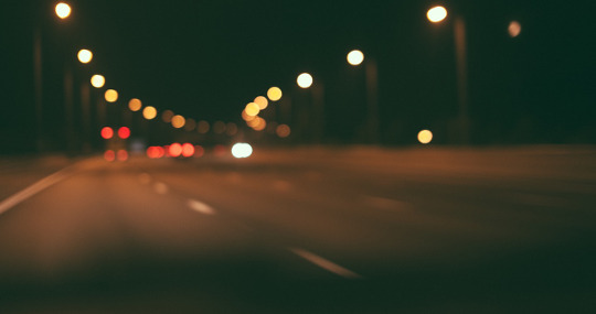 Straße im Dunkeln mit Lichtern