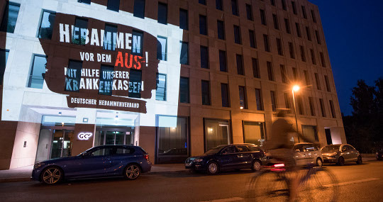 Protestaktion am 29.6.2015 vor dem Sitz des GKV-SV in Berlin; Foto: Deutscher Hebammenverband